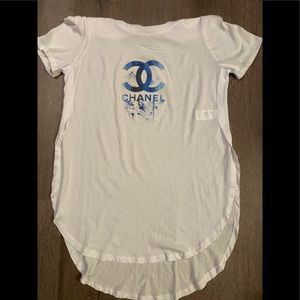 Light cotton, dolphin hem Chanel blue splatter tee